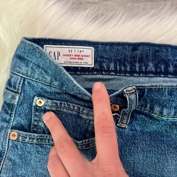 GAP | Cheeky Midi Denim Women's cut off distressed Shorts size 32/14 - Picture 4 of 5